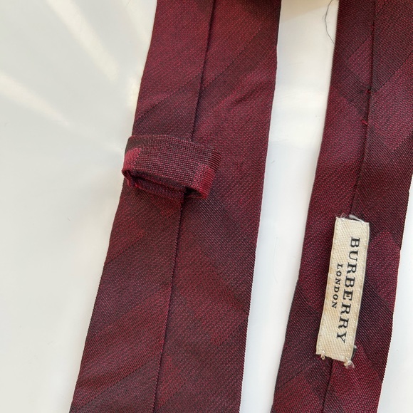 Slim Burberry Tie - Picture 3 of 4